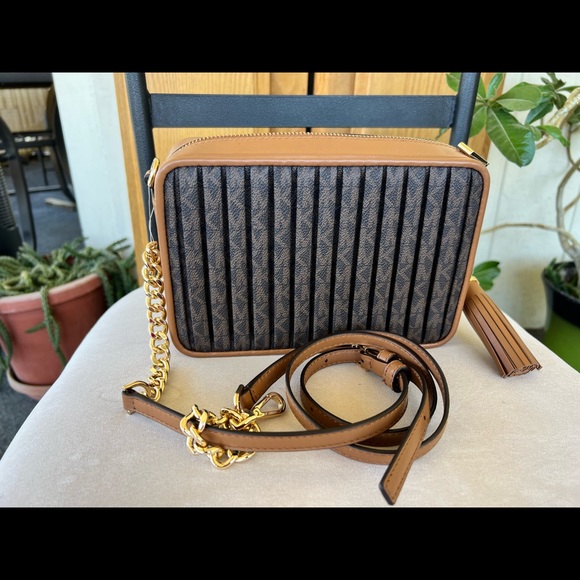 52. MICHAEL KORS Signature Jet Set Charm Medium Camera Crossbody Bag - Picture 9 of 10